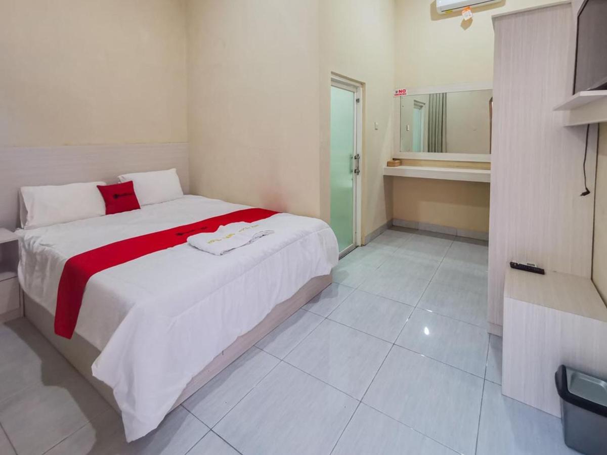 ホテル Reddoorz Near Pantai Pancer Door パチタン エクステリア 写真