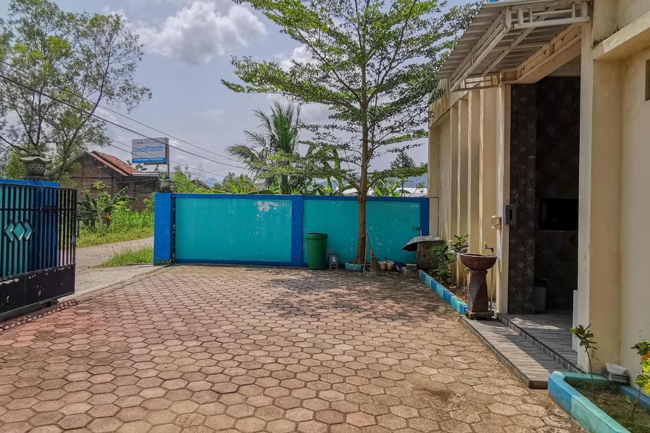 ホテル Reddoorz Near Pantai Pancer Door パチタン エクステリア 写真