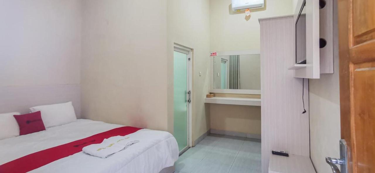 ホテル Reddoorz Near Pantai Pancer Door パチタン エクステリア 写真