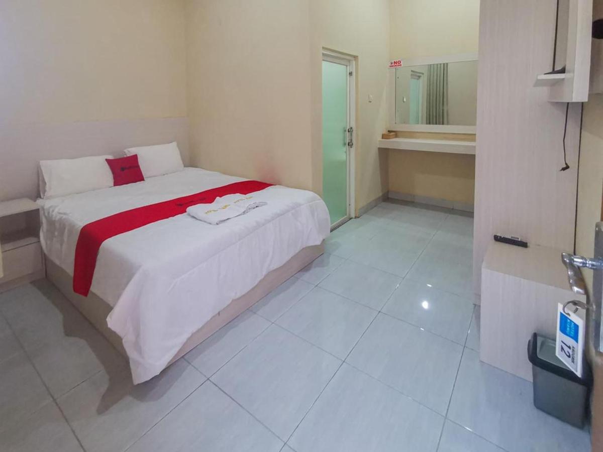 ホテル Reddoorz Near Pantai Pancer Door パチタン エクステリア 写真