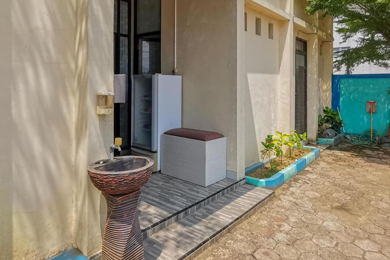 ホテル Reddoorz Near Pantai Pancer Door パチタン エクステリア 写真